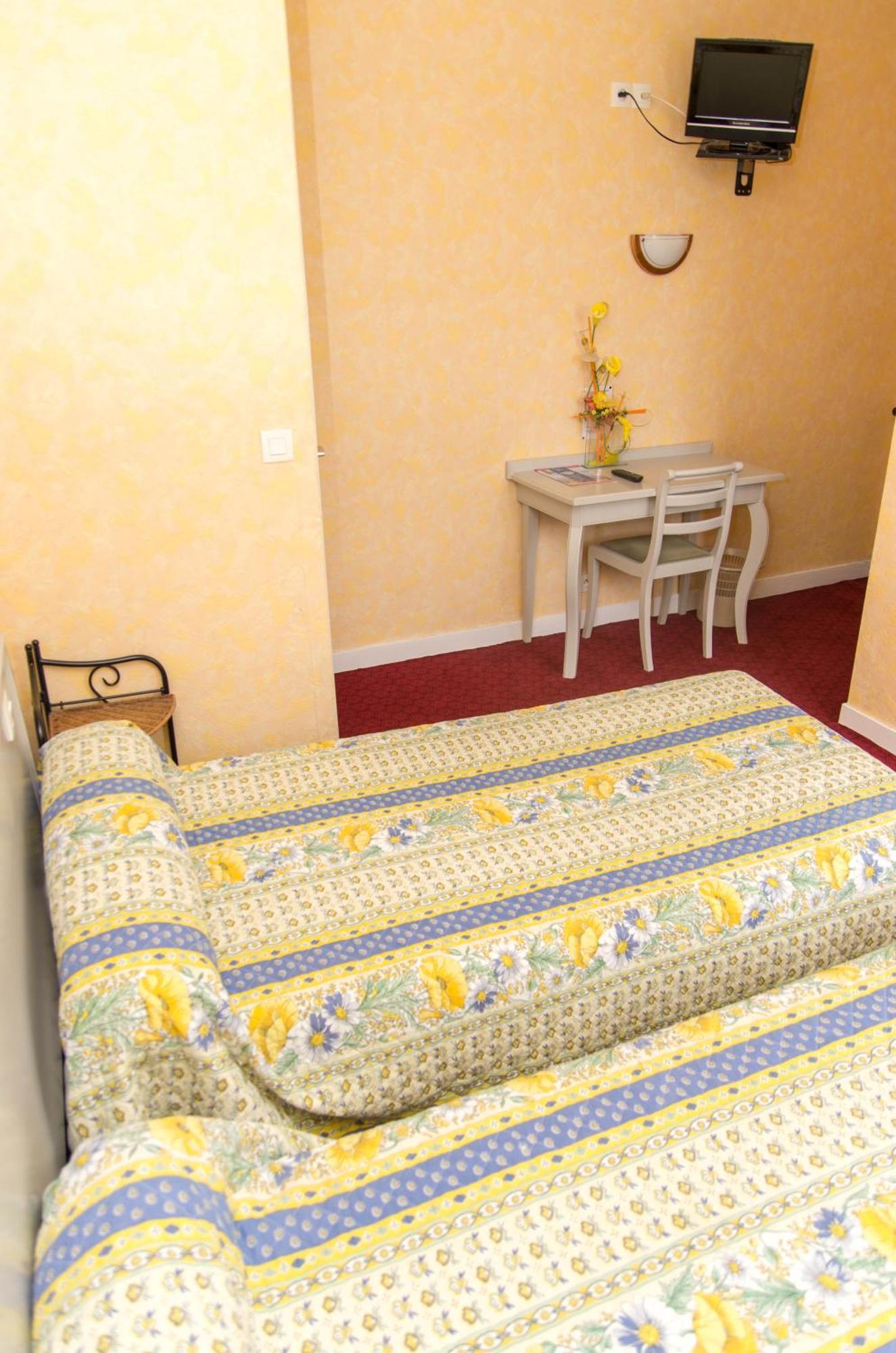 דול-דה-ברטאן Hotel De La Gare מראה חיצוני תמונה