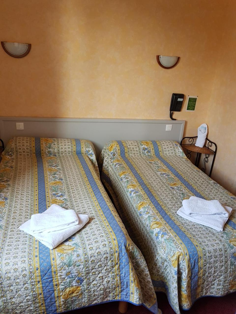 דול-דה-ברטאן Hotel De La Gare מראה חיצוני תמונה