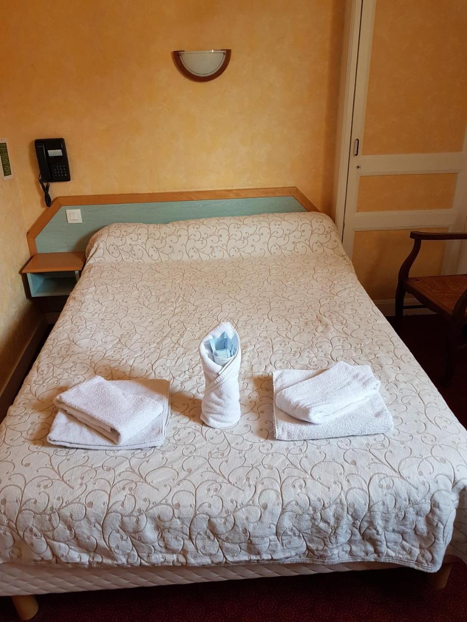 דול-דה-ברטאן Hotel De La Gare מראה חיצוני תמונה