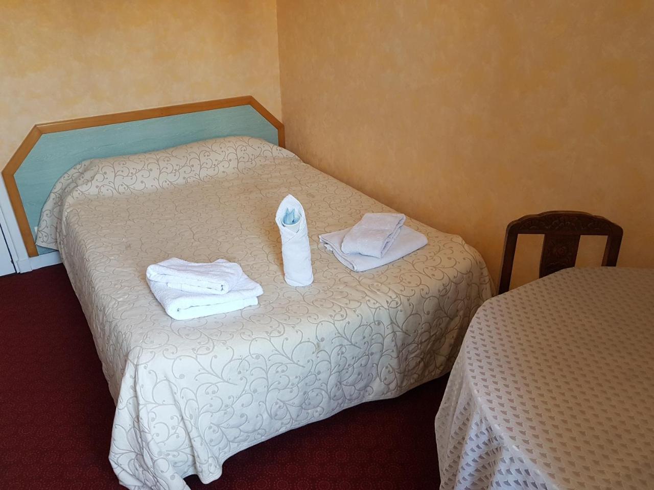 דול-דה-ברטאן Hotel De La Gare מראה חיצוני תמונה