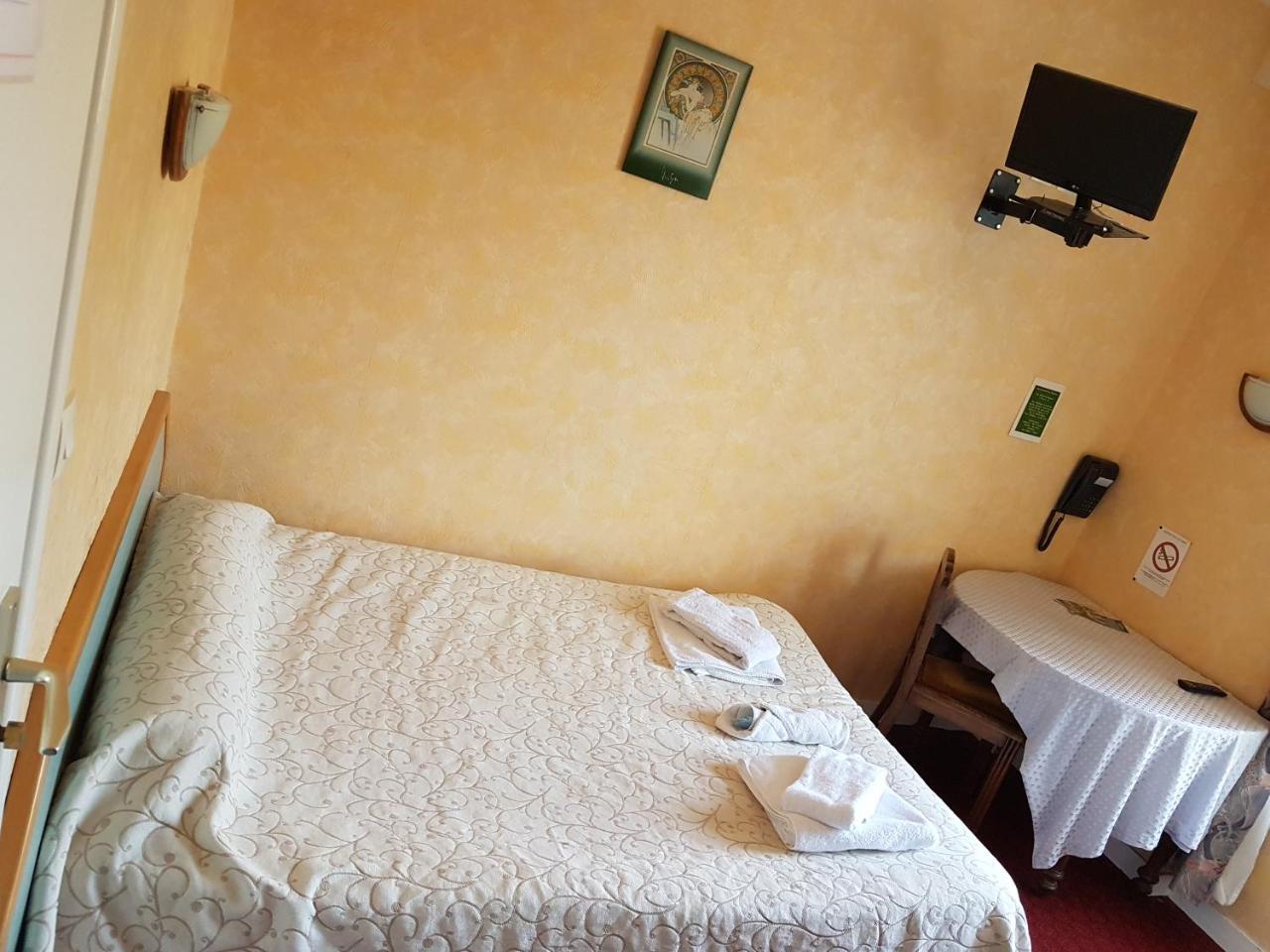 דול-דה-ברטאן Hotel De La Gare מראה חיצוני תמונה